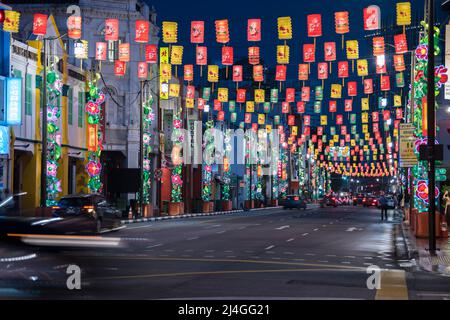 Singapur – 20,2022. April: Chinatown in Singapur ist mit chinesischen Laternen geschmückt, um das chinesische Neujahr zu feiern. Stockfoto