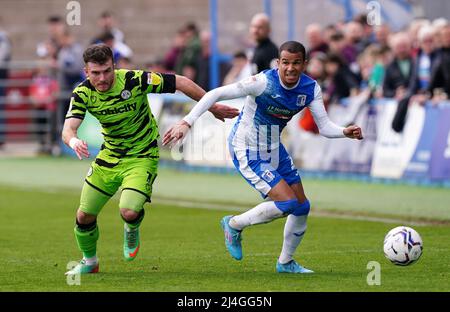 Nicky Cadden von Forest Green (links) und Connor Brown von Barrow kämpfen im zweiten Spiel der Sky Bet League im Dunes Hotel Stadium, Barrow-in-Furness, um den Ball. Bilddatum: Freitag, 15. April 2022. Stockfoto