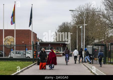 Ter Apel, Niederlande. 15. April 2022. 2022-04-15 14:22:08 TER APEL - Anwendungszentrum Ter Apel. Nach Angaben des Staatssekretärs muss sich die Aufnahme von Asylbewerbern "wirklich verbessern". ANP VINCENT JANNINK netherlands Out - belgium Out Credit: ANP/Alamy Live News Stockfoto