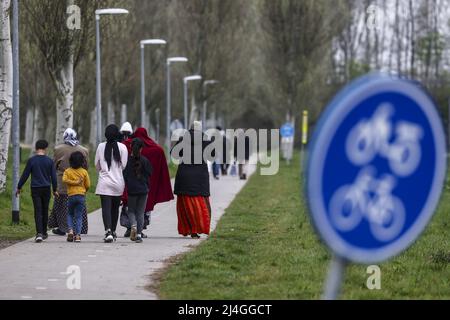 Ter Apel, Niederlande. 15. April 2022. 2022-04-15 14:27:01 TER APEL - Anwendungszentrum Ter Apel. Nach Angaben des Staatssekretärs muss sich die Aufnahme von Asylbewerbern "wirklich verbessern". ANP VINCENT JANNINK netherlands Out - belgium Out Credit: ANP/Alamy Live News Stockfoto