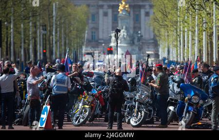 London, England, Großbritannien. 15. April 2022. Hunderte von Motorradfahrern fuhren von der Mall zum Parliament Square und forderten die britische Regierung auf, die Verfolgung nordirischen Veteranen einzustellen. (Bild: © Tayfun Salci/ZUMA Press Wire) Bild: ZUMA Press, Inc./Alamy Live News Stockfoto