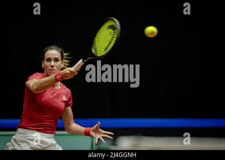 DEN Bosch - Nuria Parrizas (Spanien) im Einsatz gegen Aranxta Rus (Niederlande) im Einzelspiel der Qualifikationsrunde des Billie Jean King Cup. Die niederländischen Tennisspieler werden zwei Tage lang gegen Spanien spielen, in der Hoffnung, die Qualifikation zu erreichen. ANP SANDER KING Stockfoto