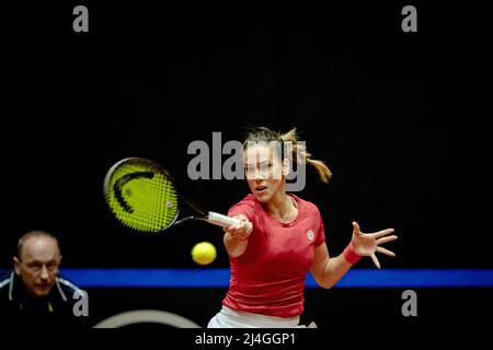 DEN Bosch - Nuria Parrizas (Spanien) im Einsatz gegen Aranxta Rus (Niederlande) im Einzelspiel der Qualifikationsrunde des Billie Jean King Cup. Die niederländischen Tennisspieler werden zwei Tage lang gegen Spanien spielen, in der Hoffnung, die Qualifikation zu erreichen. ANP SANDER KING Stockfoto