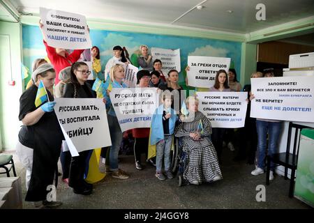 ODESA, UKRAINE - 15. APRIL 2022 - Frauen halten Plakate, als sie russische Mütter aufrufen, die russische Invasion in Odesa, Südukraine, zu stoppen. Stockfoto