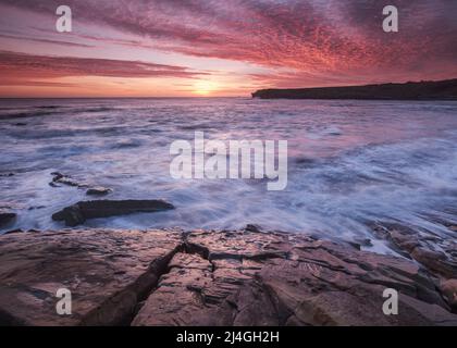 Wintersonnengang über Collywell Bay, Seaton Sluice, Northumberland Stockfoto