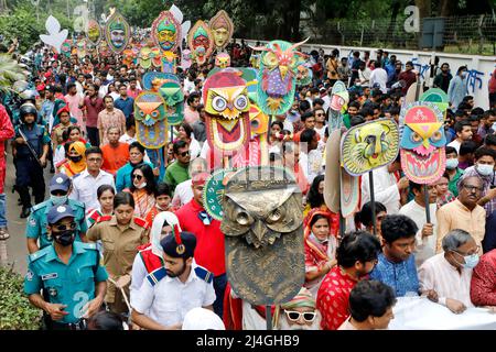 Dhaka, Bangladesch - 14. April 2022: Menschen aus Bangladesch besuchen Mangal Shobhajatra, eine Kundgebung zur Feier des bengalischen Neujahrs oder „Pohela Boishakh“ Stockfoto