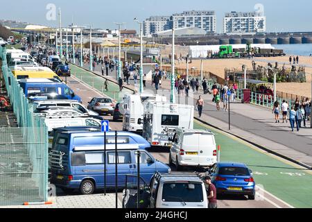 Brighton UK 15. April 2022 - Besucher suchen nach Parkplätzen an der Strandpromenade von Brighton, während Tausende an den Strand strömen, um die heiße Sonne zu genießen, wobei die Temperaturen in einigen Teilen des Vereinigten Königreichs über 20 Grad erreichen werden : Credit Simon Dack / Alamy Live News Stockfoto