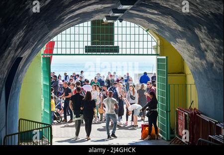 Brighton UK 15. April 2022 - Tausende von Besuchern genießen die heiße Sonne am Strand und am Meer von Brighton, und die Temperaturen werden in einigen Teilen Großbritanniens voraussichtlich über 20 Grad erreichen : Credit Simon Dack / Alamy Live News Stockfoto