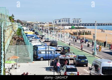 Brighton UK 15. April 2022 - Besucher suchen nach Parkplätzen an der Strandpromenade von Brighton, während Tausende an den Strand strömen, um die heiße Sonne zu genießen, wobei die Temperaturen in einigen Teilen des Vereinigten Königreichs über 20 Grad erreichen werden : Credit Simon Dack / Alamy Live News Stockfoto