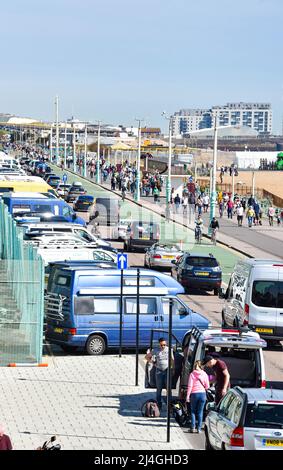 Brighton UK 15. April 2022 - Besucher suchen nach Parkplätzen an der Strandpromenade von Brighton, während Tausende an den Strand strömen, um die heiße Sonne zu genießen, wobei die Temperaturen in einigen Teilen des Vereinigten Königreichs über 20 Grad erreichen werden : Credit Simon Dack / Alamy Live News Stockfoto