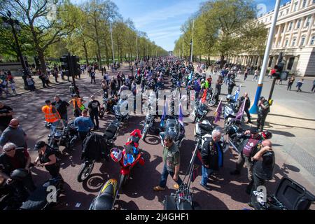 London, England, Großbritannien. 15. April 2022. Hunderte von Motorradfahrern fuhren von der Mall zum Parliament Square und forderten die britische Regierung auf, die Verfolgung nordirischen Veteranen einzustellen. (Bild: © Tayfun Salci/ZUMA Press Wire) Bild: ZUMA Press, Inc./Alamy Live News Stockfoto