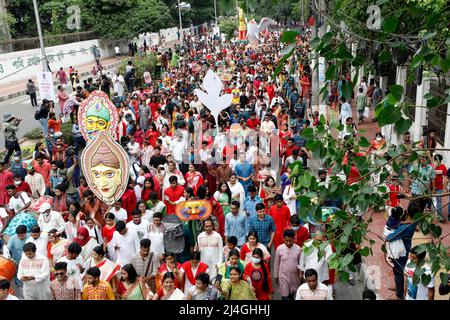 Dhaka, Bangladesch - 14. April 2022: Menschen aus Bangladesch besuchen Mangal Shobhajatra, eine Kundgebung zur Feier des bengalischen Neujahrs oder „Pohela Boishakh“ Stockfoto