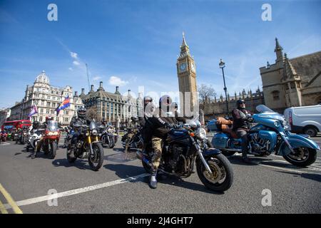 London, England, Großbritannien. 15. April 2022. Hunderte von Motorradfahrern fuhren von der Mall zum Parliament Square und forderten die britische Regierung auf, die Verfolgung nordirischen Veteranen einzustellen. (Bild: © Tayfun Salci/ZUMA Press Wire) Bild: ZUMA Press, Inc./Alamy Live News Stockfoto