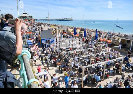 Brighton UK 15. April 2022 - Tausende von Besuchern genießen die heiße Sonne am Strand und am Meer von Brighton, und die Temperaturen werden in einigen Teilen Großbritanniens voraussichtlich über 20 Grad erreichen : Credit Simon Dack / Alamy Live News Stockfoto