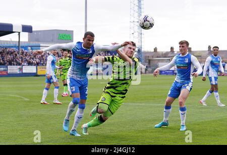 Barrows Connor Brown (links) und Nicky Cadden von Forest Green kämpfen im zweiten Spiel der Sky Bet League im Dunes Hotel Stadium, Barrow-in-Furness, um den Ball. Bilddatum: Freitag, 15. April 2022. Stockfoto