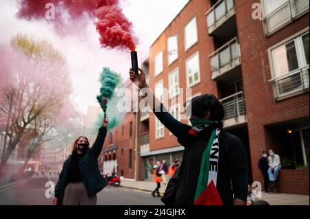 London, Großbritannien. 14. April 2022. Demonstranten halten während der Demonstration Rauchfackeln vor dem Innenbüro fest. Der Protest wurde von Women for Refugee Women organisiert und tritt gegen Rassismus gegen den jüngsten Plan des Innenministeriums ein, wonach Asylsuchende in Großbritannien nach Ruanda transportiert und dort festgehalten werden könnten. Kredit: SOPA Images Limited/Alamy Live Nachrichten Stockfoto