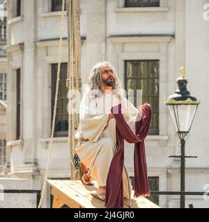 Trafalgar Square, London, Großbritannien. 15. April 2022. Jesus nach dem letzten Abendessen, im Garten von Gethsemane. Beim jährlichen Stück „Passion of Jesus“ bringen rund hundert Wintershall-Spieler ihre Darstellung der letzten Tage Jesu zum christlichen Karfreitag auf den Trafalgar Square, wobei der Schauspieler James Burke-Dunsmore Jesus spielt. Das schöne, sonnige Wetter macht den Platz zu einer vollen Zuschauerfluge. Kredit: Imageplotter/Alamy Live Nachrichten Stockfoto