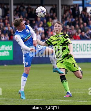 Barrows Robbie Gotts (links) und Regan Hendry von Forest Green kämpfen während des zweiten Spiels der Sky Bet League im Dunes Hotel Stadium, Barrow-in-Furness, um den Ball. Bilddatum: Freitag, 15. April 2022. Stockfoto