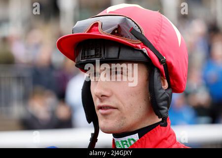 Jockey Jason Hart nach dem Gewinn der Coral All-Weather Foules' und Mares' Championships auf Highfield Princess während des All Weather Championships Finals Day auf der Newcastle Racecourse, Newcastle upon Tyne. Bilddatum: Freitag, 15. April 2022. Stockfoto