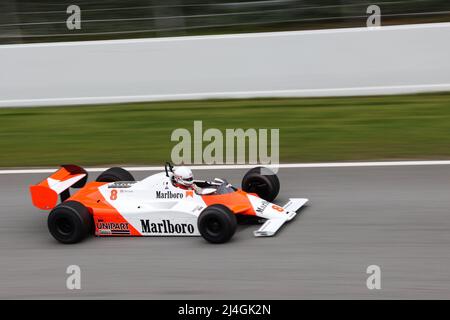 1983 McLaren MP4/1B Formel-1-Fahrzeug am 4/2022. März beim Masters Racing Legends-Rennen auf dem Circuit de Barcelona, Katalonien, Spanien Stockfoto