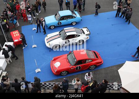 Ford Escort RS2000 und Porsche 911 Sieger bei Podiumseremonie nach dem Rennen der 80er Jahre im Espiritu de Montjuic in Barcelona, 4/2022 Stockfoto