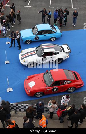 Ford Escort RS2000 und Porsche 911 Sieger bei Podiumseremonie nach dem Rennen der 80er Jahre im Espiritu de Montjuic in Barcelona, 4/2022 Stockfoto