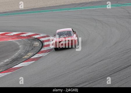 Alfa Romeo GTA trat am 3/2022 in Espiritu de Montjuic, Barcelona, Spanien, im Rennen der 80er Jahre an Stockfoto