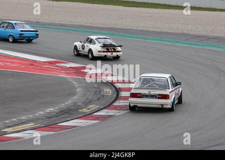 Autos, die in den 80er Jahren Rennen in Espiritu de Montjuic, Barcelona, Spanien 2/3/2022 Stockfoto