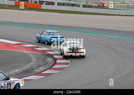 Ford Escort RS2000 und Porsche 911 3,0 RS im Rennen der 80er Jahre in Espiritu de Montjuic, Barcelona, Spanien 2/3/2022 Stockfoto