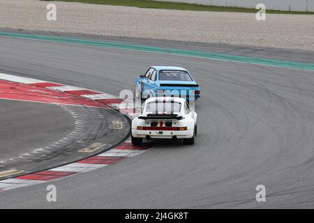 Ford Escort RS2000 und Porsche 911 3,0 RS im Rennen der 80er Jahre in Espiritu de Montjuic, Barcelona, Spanien 2/3/2022 Stockfoto