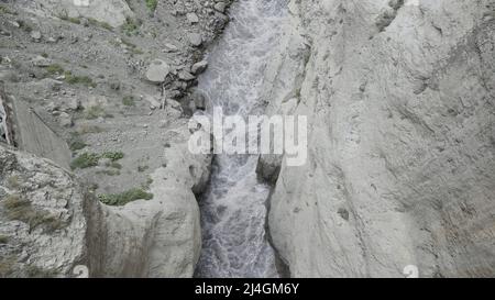 Bergwasserfall. Aktion. Dünne Bäche mit Wassertropfen laufen über Bergfelsen und fallen hinunter. Stockfoto