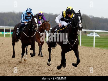 Earlofthecotswolds von Liam Keniry (rechts) gewinnt die Betway All-Weather Marathon Championships Conditions Stakes während des All Weather Championships Finals Day auf der Newcastle Racecourse, Newcastle upon Tyne. Bilddatum: Freitag, 15. April 2022. Stockfoto