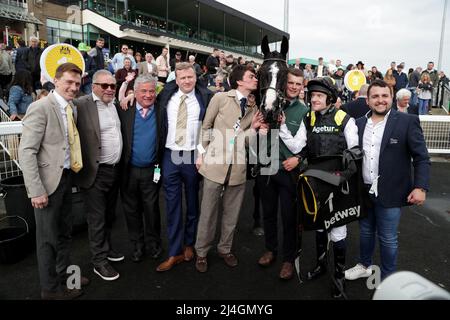 Earlofthecotswolds mit Jockey Liam Keniry und Verbindungen nach dem Gewinn der Betway All-Weather Marathon Championships Conditions Stakes während des All Weather Championships Finals Day auf der Rennbahn Newcastle, Newcastle upon Tyne. Bilddatum: Freitag, 15. April 2022. Stockfoto