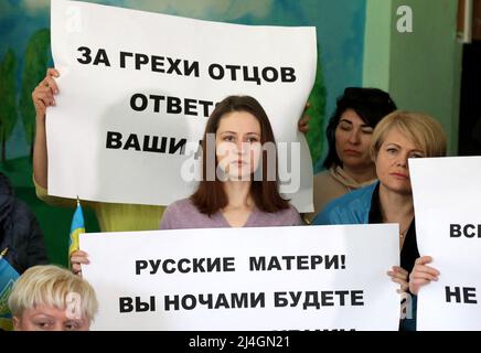 Frauen halten Plakate, während sie russische Mütter aufrufen, die russische Invasion in Odesa, Südukraine, zu stoppen. 15. April 2022. Foto von Nina Lyashonok/Ukrinform/ABACAPRESS.COM Stockfoto