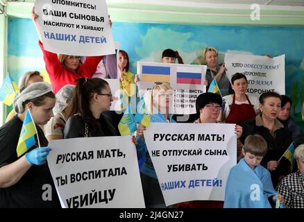 Frauen halten Plakate, während sie russische Mütter aufrufen, die russische Invasion in Odesa, Südukraine, zu stoppen. 15. April 2022. Foto von Nina Lyashonok/Ukrinform/ABACAPRESS.COM Stockfoto