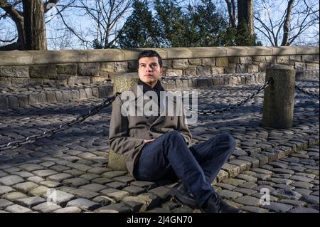 Ein junger Mann wartet hoffentlich draußen. Stockfoto