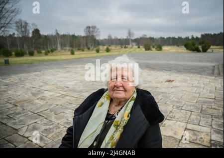 Bergen, Deutschland. 15. April 2022. Anastasia Gulej aus Kiew besucht das KZ-Denkmal Berge-Belsen. Der Überlebende der Lager Auschwitz, Buchenwald und Bergen-Belsen musste vor dem Krieg im hohen Alter aus der Ukraine nach Deutschland fliehen. Quelle: Julian Stratenschulte/dpa/Alamy Live News Stockfoto
