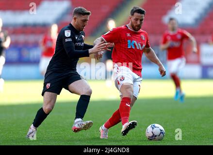 Charlton Athletic's Conor Washington (rechts) und Morecambe's Ryan Cooney kämpfen während des Sky Bet League One-Spiels im Londoner Valley um den Ball. Bilddatum: Freitag, 15. April 2022. Stockfoto