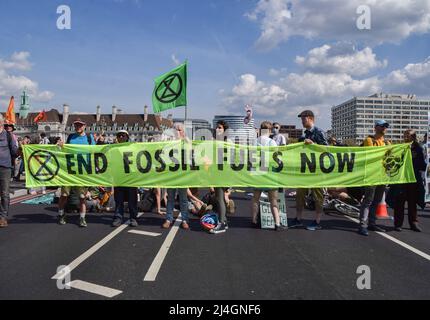 London, Großbritannien, 15.. April 2022. Demonstranten auf der Westminster Bridge. Die Demonstranten des Extinction Rebellion blockierten vier Brücken im Zentrum von London, während sie die Regierung weiterhin dazu aufrufen, fossile Brennstoffe zu beenden und gegen die ökologische und Klimakrise zu handeln. Kredit: Vuk Valcic/Alamy Live Nachrichten Stockfoto