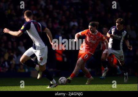 Josh Bowler von Blackpool in Aktion während des Sky Bet Championship-Spiels im Hawthorns, West Bromwich. Bilddatum: Freitag, 15. April 2022. Stockfoto