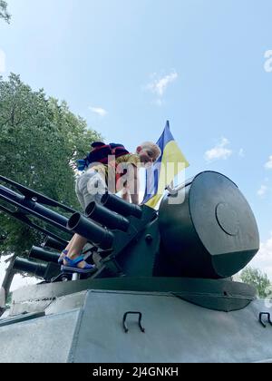 Kind spielt auf einer militärischen Anlage im Park Stockfoto