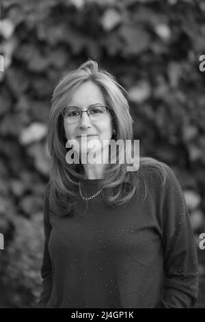 Schwarz-Weiß-Porträt einer reifen weißen Frau im Garten. Stockfoto