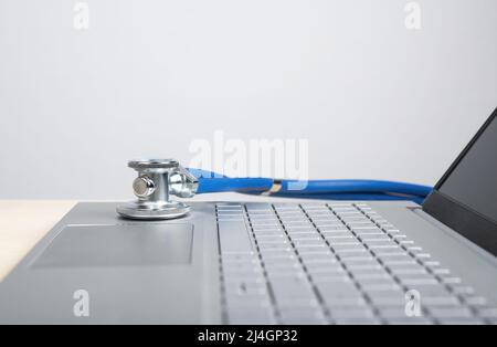 Stethoskop auf Laptop. Telemedizin, telemedizinisches Konzept. Medizinische Informationstechnologie mit. Computerdiagnose. Hochwertige Fotos Stockfoto