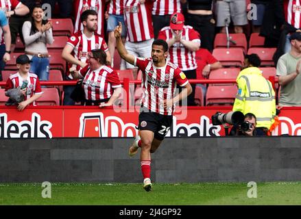 Iliman Ndiaye von Sheffield United feiert das erste Tor ihrer Spielseite während des Spiels der Sky Bet Championship in der Bramall Lane, Sheffield. Bilddatum: Freitag, 15. April 2022. Stockfoto