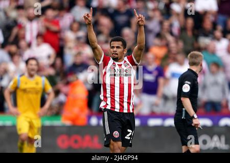 Iliman Ndiaye von Sheffield United feiert das erste Tor ihrer Spielseite während des Spiels der Sky Bet Championship in der Bramall Lane, Sheffield. Bilddatum: Freitag, 15. April 2022. Stockfoto