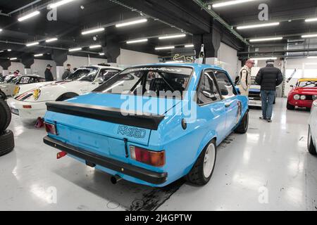 1976 Ford Escort RS 2000 in der Boxenwerkstatt vor dem Masters Historic Racing 2022 auf dem Circuit of Catalonia, Barcelona, Spanien Stockfoto