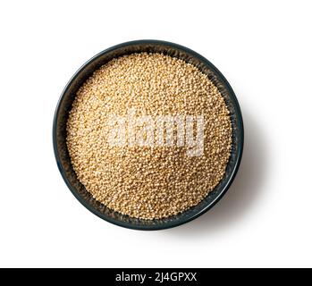 Weiße Quinoa-Samen in einer blauen Keramikschale, isoliert auf weißem Hintergrund. chenopodium-Quinoa-Körner auf einem Plattenausschnitt trocknen. Glutenfreies Superfood. Stockfoto