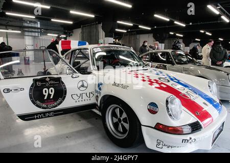 Porsche 911 historische Rennwagen in der Boxengarage vor 2022 Masters Historic Racing auf dem Circuit of Catalonia, Barcelona, Spanien Stockfoto