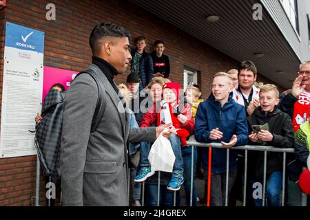 DORDRECHT - der FC Emmen-Spieler Miguel Araujo ist während des Keuken Kampioen Division-Spiels zwischen dem FC Dordrecht und dem FC Emmen am 15. April 2022 im Riwal Hoogwerkers Stadium in Rotterdam, Niederlande, auf dem Weg zum Spielerbus. ANP COR LASKER Stockfoto