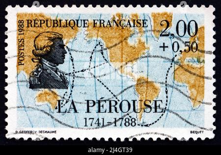 FRANKREICH - UM 1988: Eine in Frankreich gedruckte Briefmarke zeigt Jean-Francois de Galaup, comte de La Perouse, French Explorer, Karte, um 1988 Stockfoto